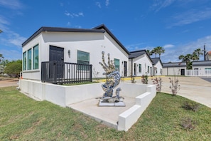 Exterior - Community Pool! Walkable South Padre Island Studio (South Padre Island)