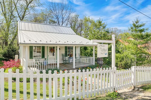 Walk to Wineries: Charming Retreat in Augusta!