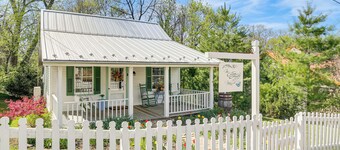 Walk to Wineries: Charming Retreat in Augusta!