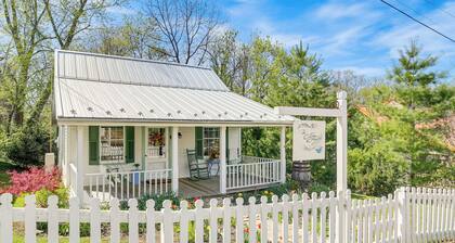 Walk to Wineries: Charming Retreat in Augusta!