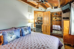 Room - Dock & Views! Waterfront Cabin on Lake Okeechobee (Okeechobee)