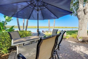 Outdoor dining - Dock & Views! Waterfront Cabin on Lake Okeechobee (Okeechobee)