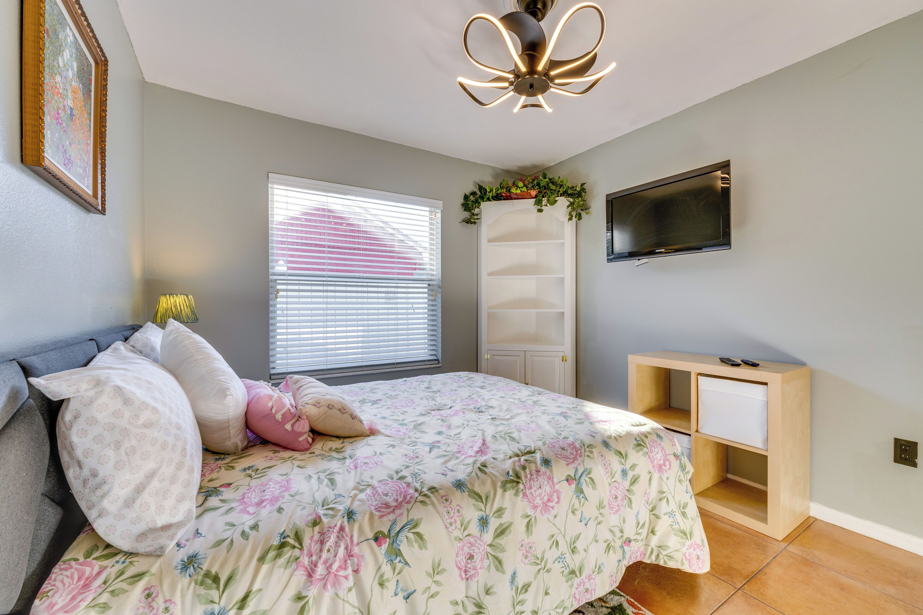 3 bedrooms, desk, Internet, bed sheets