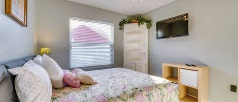 3 bedrooms, desk, Internet, bed sheets
