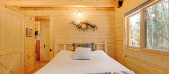 Log Cabin Near Dragon Trail at Hardy Dam!
