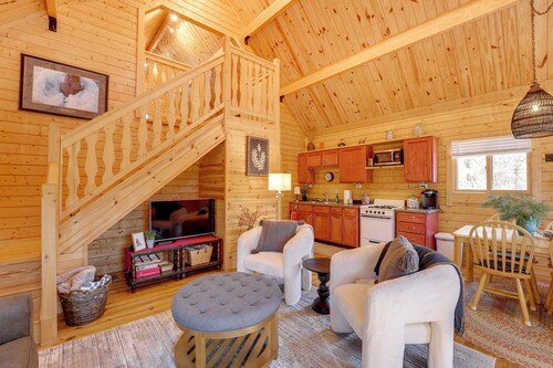 Log Cabin Near Dragon Trail at Hardy Dam!