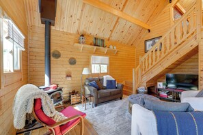 TV, stereo - Log Cabin Near Dragon Trail at Hardy Dam! (White Cloud)