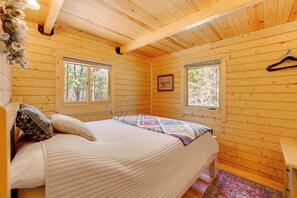 3 bedrooms, travel cot, bed sheets - Log Cabin Near Dragon Trail at Hardy Dam! (White Cloud)