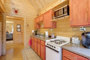 Refrigerador, microondas, parrilla de estufa y cafetera y tetera 