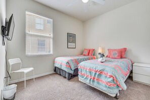 4 bedrooms, desk, iron/ironing board, Internet - Gateway to Disney! Family-Friendly Davenport Haven (Davenport)