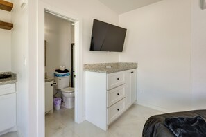 Desk, Internet, bed sheets - Beach Days & Pool Fun! Prime South Padre Studio (South Padre Island)