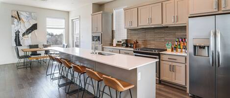 Fridge, microwave, stovetop, dishwasher