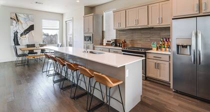 Work & Play! Gem w/ Fire Pit, 3 Mi to Dtwn Dallas