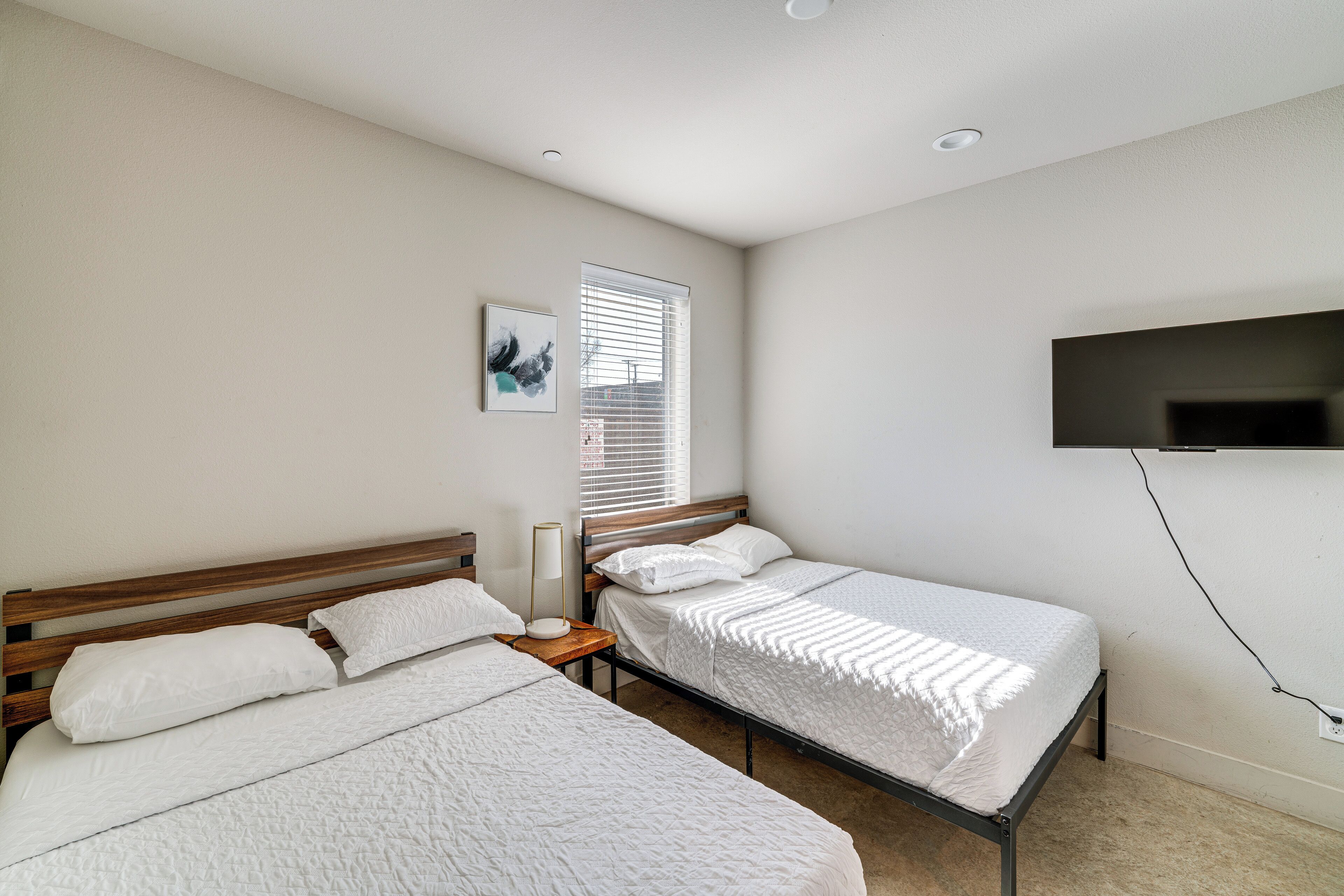 2 bedrooms, desk, iron/ironing board, internet