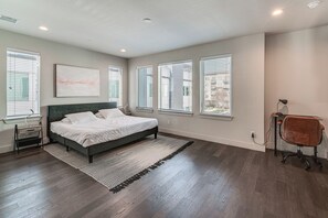 2 chambres, bureau, fer et planche à repasser, accès à Internet