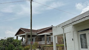 Um bairro residencial com casas, uma lareira de pedra e céu claro.