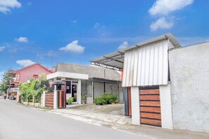 Exterior - Luxury Deluxe DBL Retreat W/ Free WiFi and Parking (Yogyakarta)