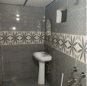 Eenvoudige slaapzaal | Badkamer | Handdoeken, zeep, shampoo, toiletpapier