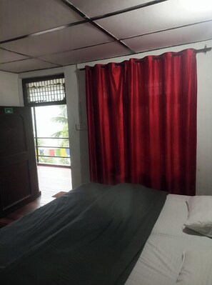 Quarto casal, vista para a montanha | Escrivaninha, espaço de trabalho para notebook, Wi-Fi de cortesia