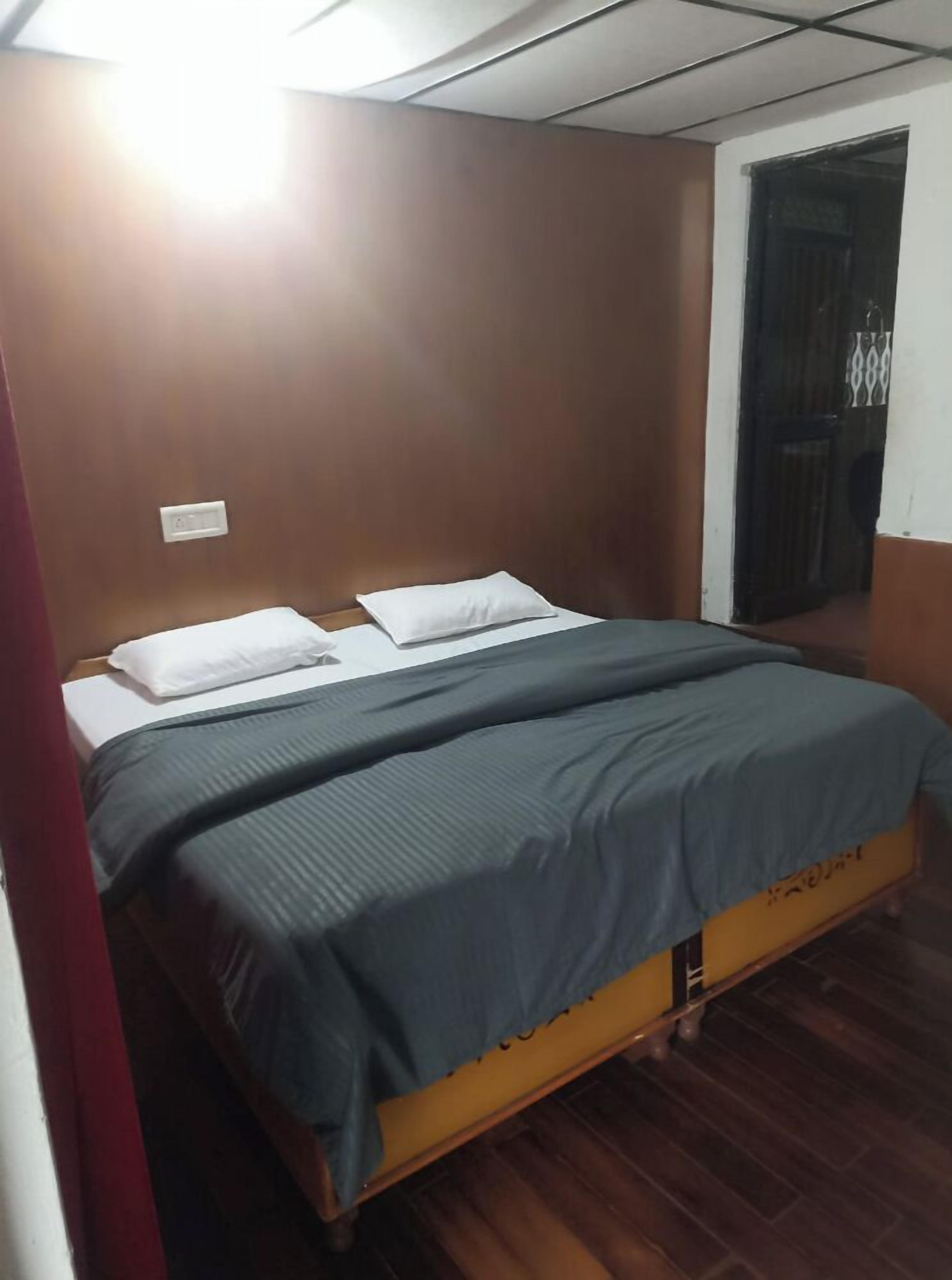 Desk, laptop workspace, free WiFi