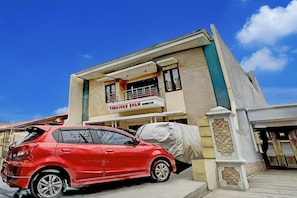 Unclassified image, 2 of 13, button - Cozy Double Escape W/ Free WiFi and Parking (Surabaya)