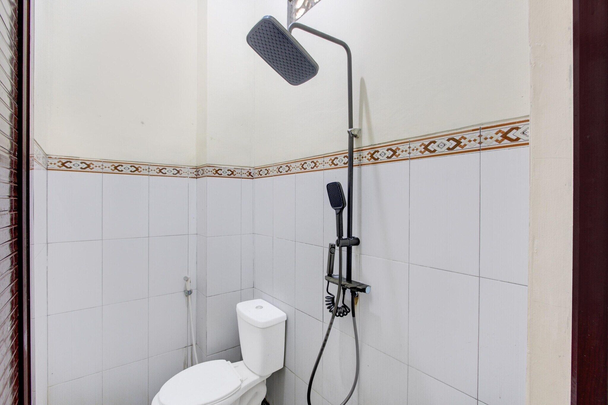 Shower, bidet, towels