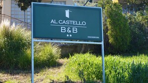 Ein Schild für 'Al Castello B&B' mit der Nummer 3392896686.
