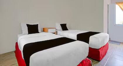 Luxury Twin Stay with Free WiFi and Parking