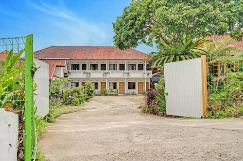 Luxury Twin Stay with Free WiFi and Parking