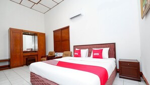 A bedroom with a bed, wooden wardrobe, desk, chair, and bedside table. - Luxury Deluxe DBL Retreat W/ Free WiFi and Parking (Solo)