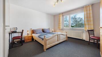 1 bedroom, bed sheets