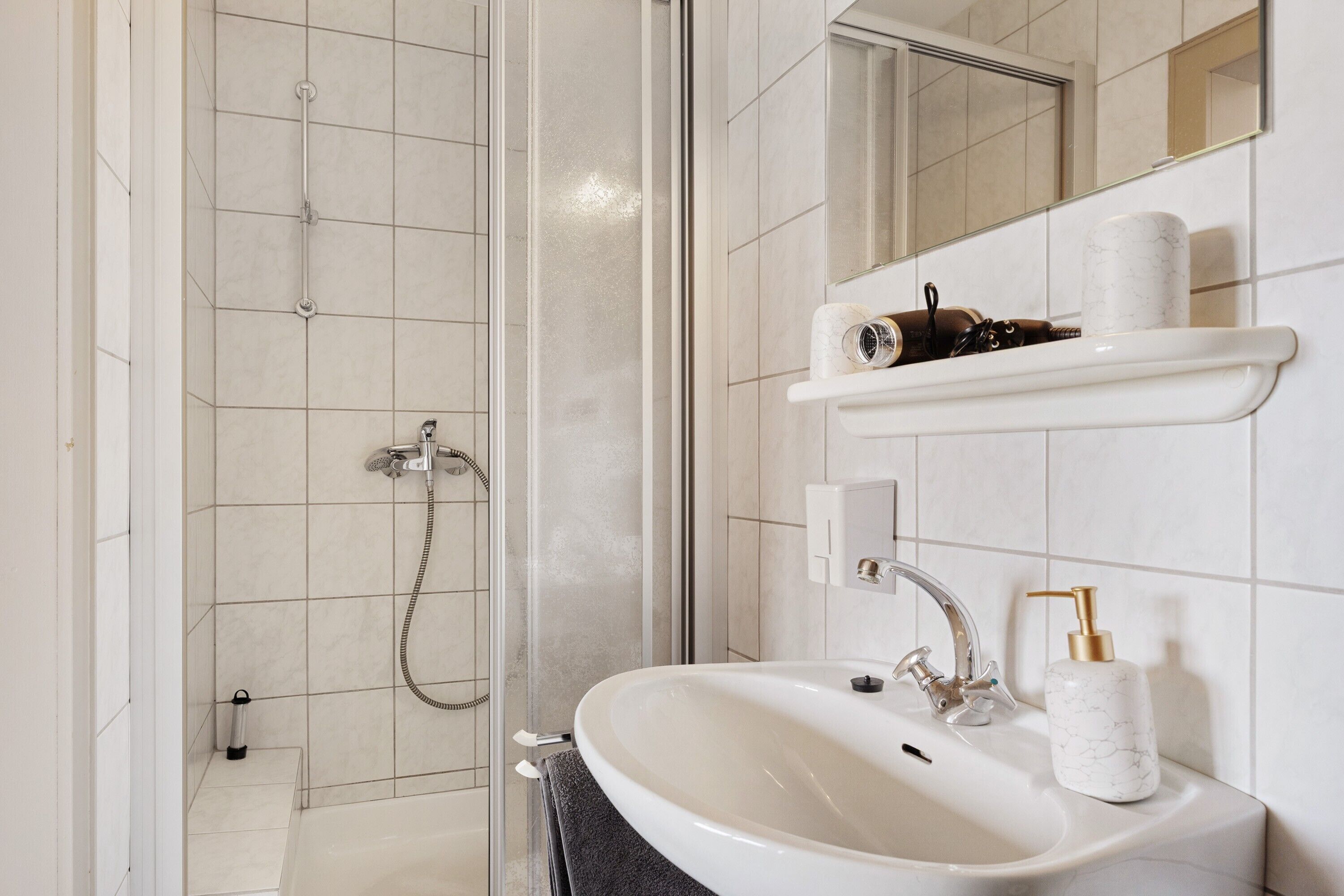 Shower, hair dryer, towels