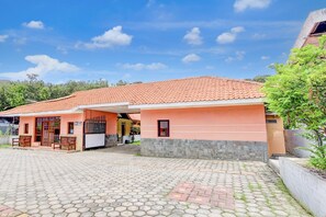 Exterior - Luxury Deluxe DBL Retreat W/ Free WiFi and Parking (Pekalongan)
