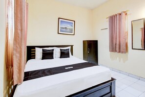 1 bedroom, free WiFi, bed sheets - Luxury Deluxe DBL Retreat W/ Free WiFi and Parking (Pekalongan)