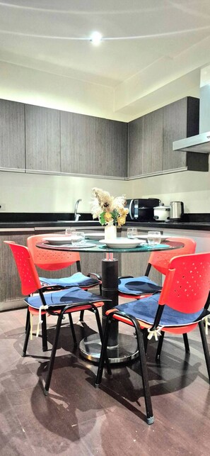 Apartment, 2 Schlafzimmer, barrierefrei, Balkon | Esszimmer