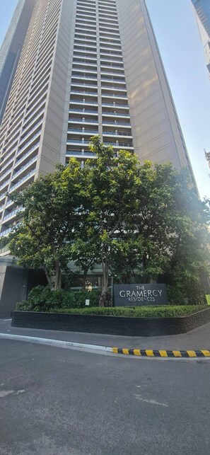 Ein Hochhaus mit einem Schild, auf dem 'The Gramercy Residences' steht.
