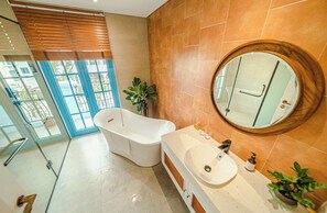 Luxury Double or Twin Room, Beach View | Bathroom - John Peter House (Sam Son)