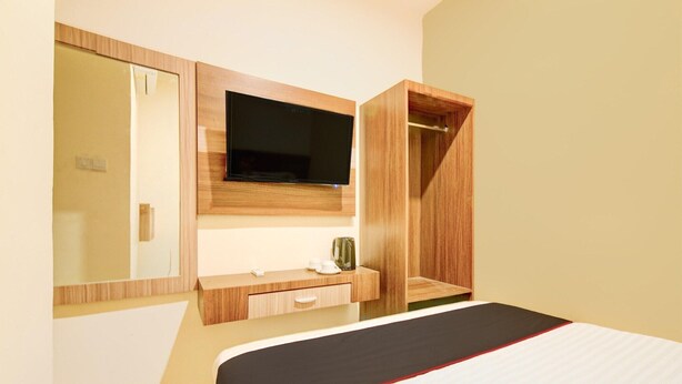 Unclassified image, 1 of 15, button - Cozy Double Escape W/ Free WiFi and Parking (Pekanbaru)