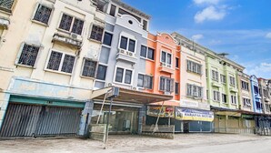 Unclassified image, 4 of 15, button - Cozy Double Escape W/ Free WiFi and Parking (Pekanbaru)