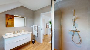 Shower, hair dryer, towels - Eguisheim, Vineyards & Castles (Eguisheim)