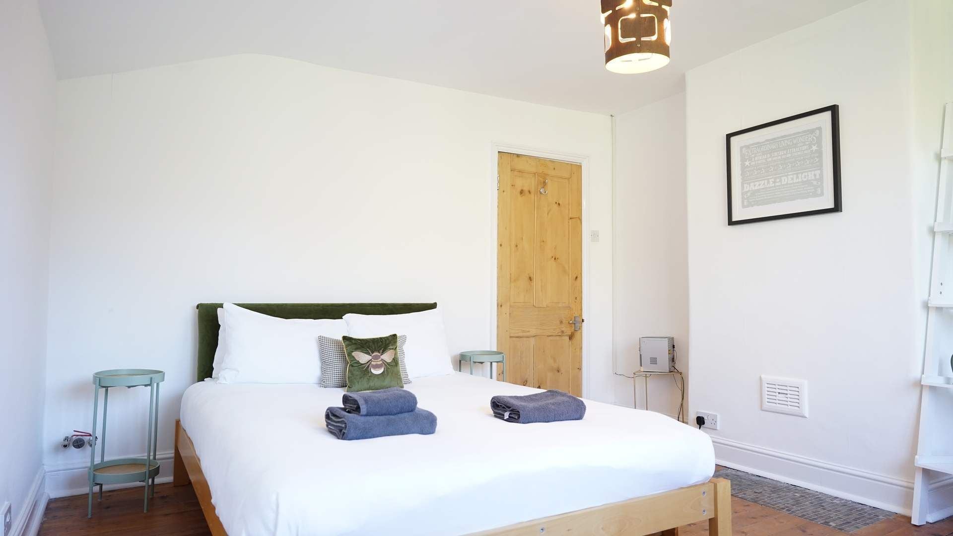 4 bedrooms, iron/ironing board, internet, bed sheets