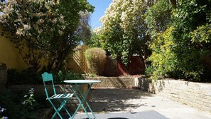 Outdoor dining - Spacious 4BDR Victorian Home near Greenwich (London)