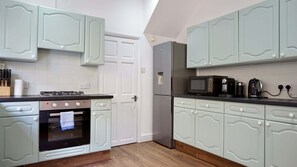 Fridge, microwave, oven, stovetop - Spacious 4BDR Victorian Home near Greenwich (London)