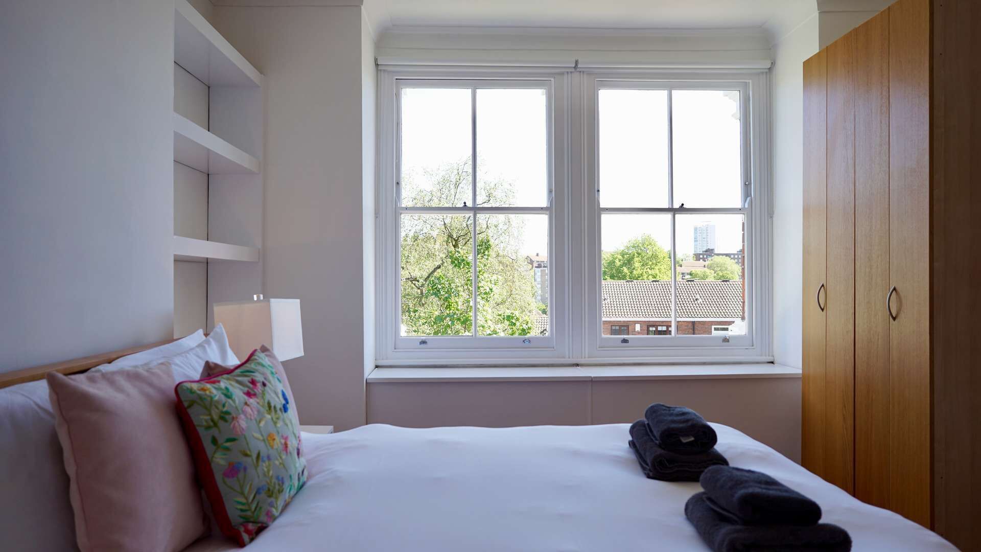 4 bedrooms, iron/ironing board, internet, bed sheets