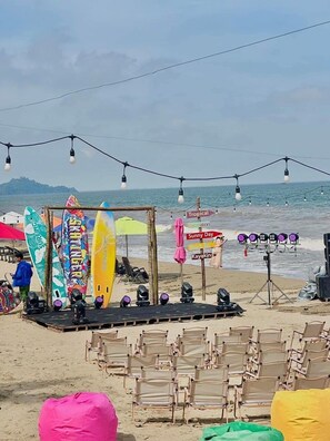 Private beach, white sand, sun-loungers, beach umbrellas - Flamingo Hai Tien Beach Resort (Hoang Tien)