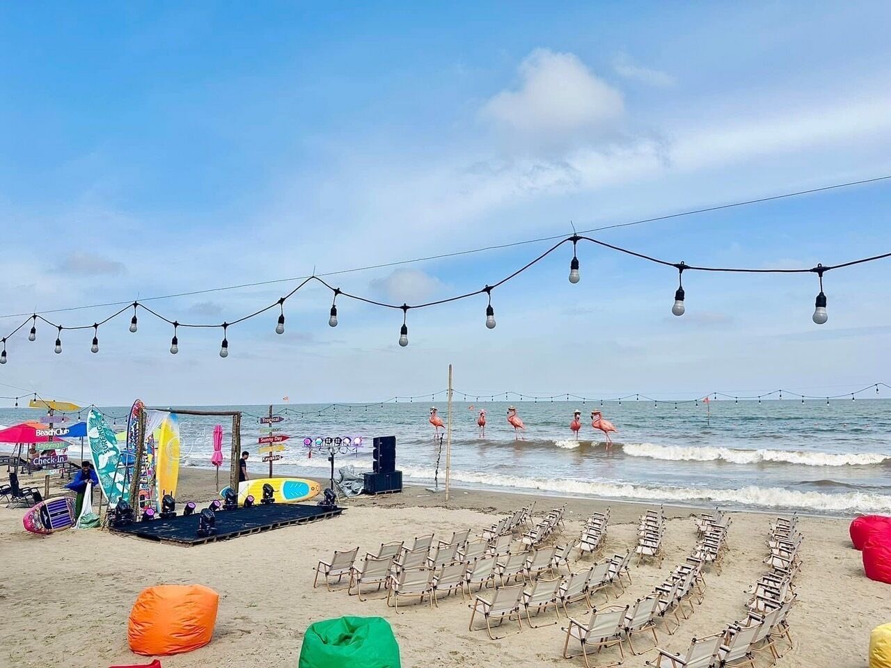 Pantai pribadi, pasir putih, kursi berjemur, dan payung pantai