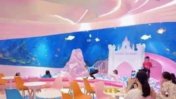 Habitación doble, 1 cama de matrimonio grande con sofá cama, balcón | Zona infantil