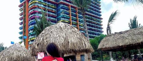 Playa privada, playa de arena blanca, camastros y sombrillas