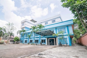 Unclassified image, 5 of 19, button - Cozy Double Escape W/ Free WiFi and Parking (Pekanbaru)