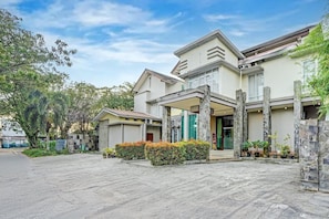 Holiday Home Exterior [summer] - Stylish Twin Suite W/ Free WiFi Parking and Pool (Padang)